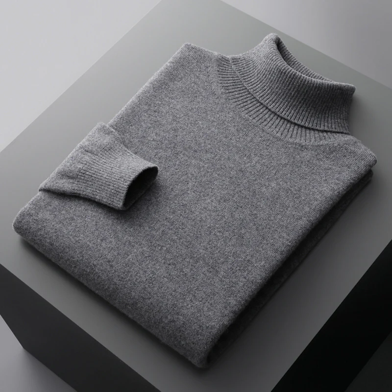 Elegancki męski sweter golf z wełny merynosów, gładki kolor, dopasowany krój, idealny do wyrafinowanego i wygodnego stylu.