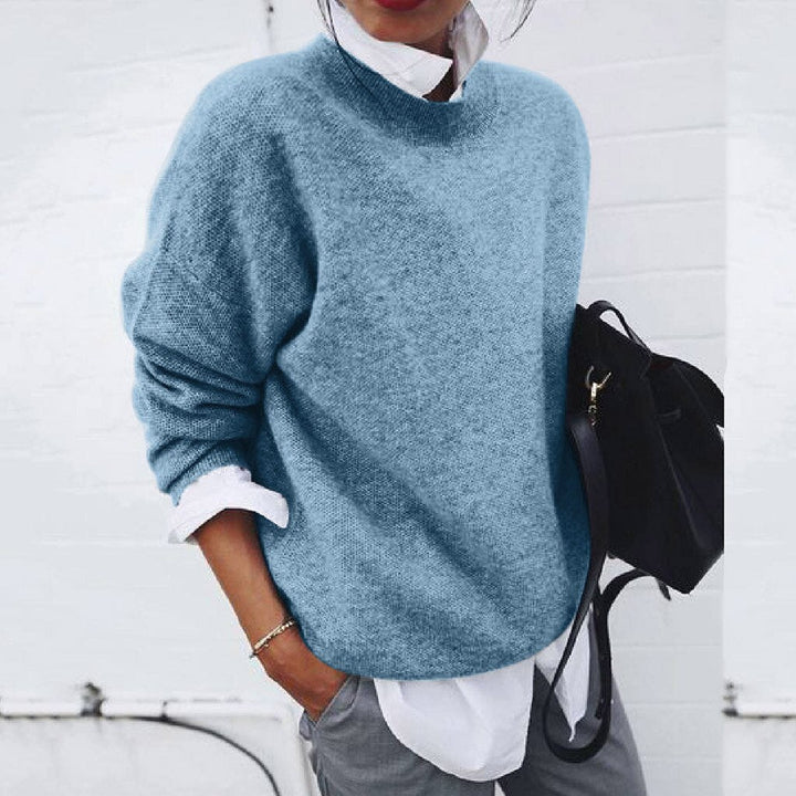 Damski sweter kaszmirowy, w neutralnym kolorze, klasyczny i elegancki krój, luksusowy i wygodny materiał na zimę.