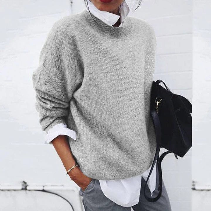 Damski sweter kaszmirowy, elegancki styl, kolor różowy, neutralne tło na wieszaku, idealny na jesień.