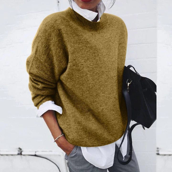 Damski sweter kaszmirowy, elegancki styl, kolor różowy, neutralne tło na wieszaku, idealny na jesień.
