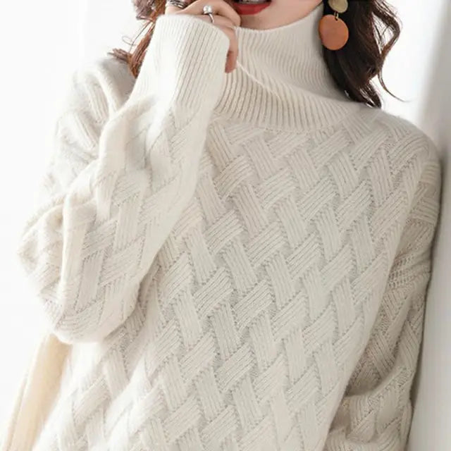 Elegancki beżowy sweter kaszmirowy damski, dopasowany krój, idealny na szykowny i wygodny strój zimowy.