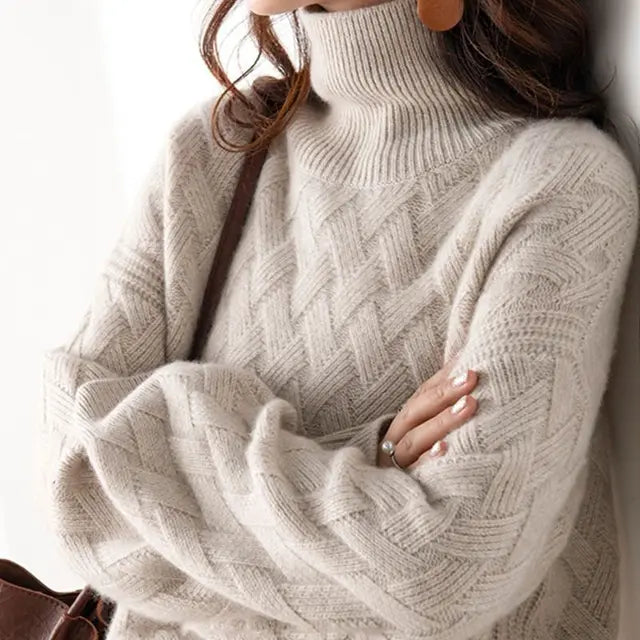 Elegancki beżowy sweter kaszmirowy damski, dopasowany krój, idealny na szykowny i wygodny strój zimowy.