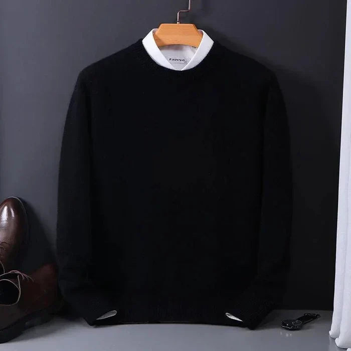 Męski kaszmirowy sweter, luźny krój, beżowy kolor, postarzany, luksusowy i elegancki wygląd.