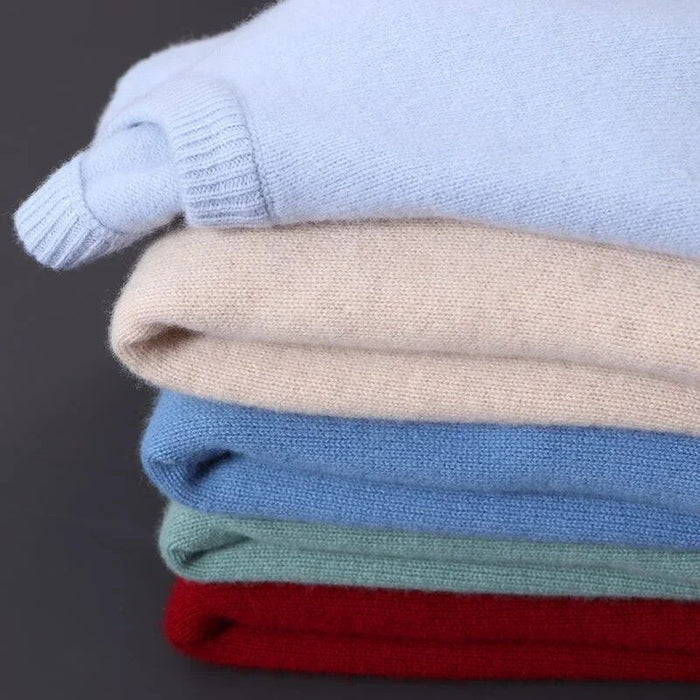 Męski kaszmirowy sweter, luźny krój, beżowy kolor, postarzany, luksusowy i elegancki wygląd.