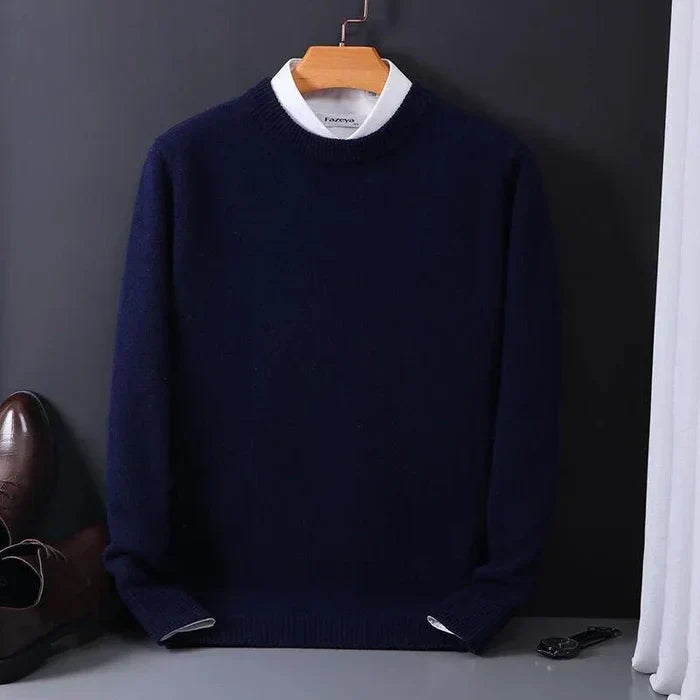 Męski kaszmirowy sweter, luźny krój, beżowy kolor, postarzany, luksusowy i elegancki wygląd.