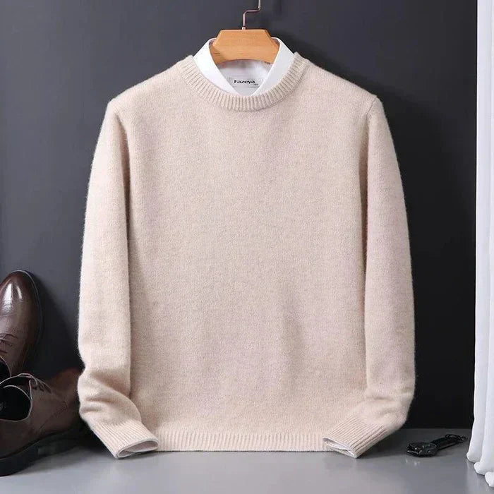 Męski kaszmirowy sweter, luźny krój, beżowy kolor, postarzany, luksusowy i elegancki wygląd.