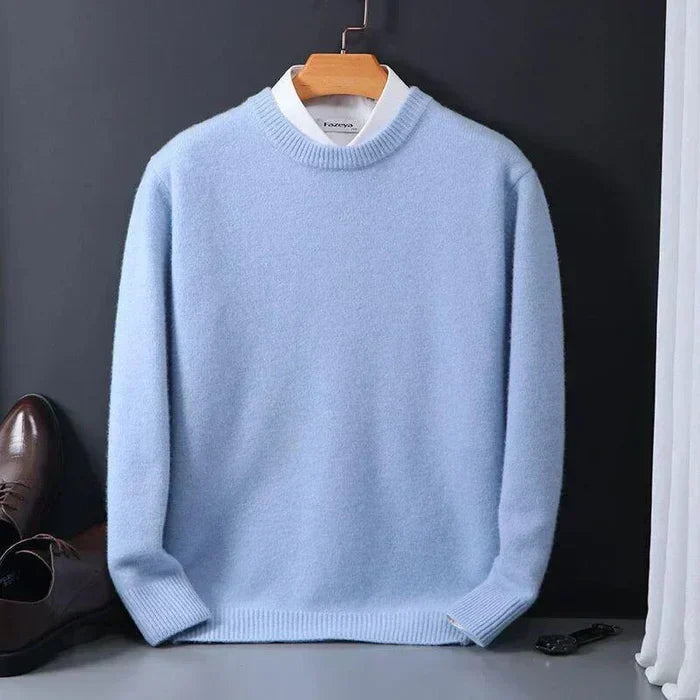 Męski kaszmirowy sweter, luźny krój, beżowy kolor, postarzany, luksusowy i elegancki wygląd.