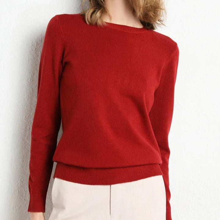 Damski elegancki czarny sweter, okrągły dekolt, klasyczny krój, komfort i ponadczasowy styl idealny na zimę.