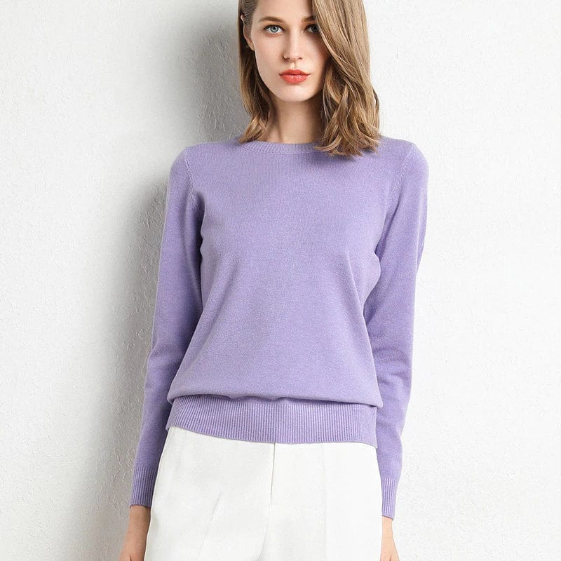 Damski elegancki czarny sweter, okrągły dekolt, klasyczny krój, komfort i ponadczasowy styl idealny na zimę.