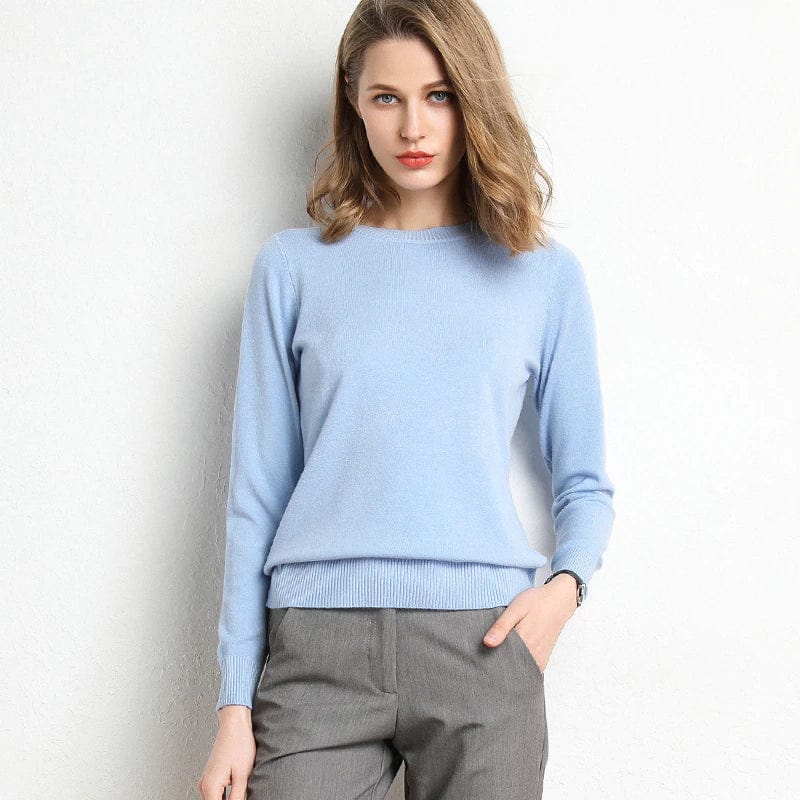 Damski elegancki czarny sweter, okrągły dekolt, klasyczny krój, komfort i ponadczasowy styl idealny na zimę.