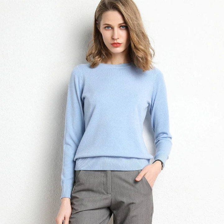 Damski elegancki czarny sweter, okrągły dekolt, klasyczny krój, komfort i ponadczasowy styl idealny na zimę.