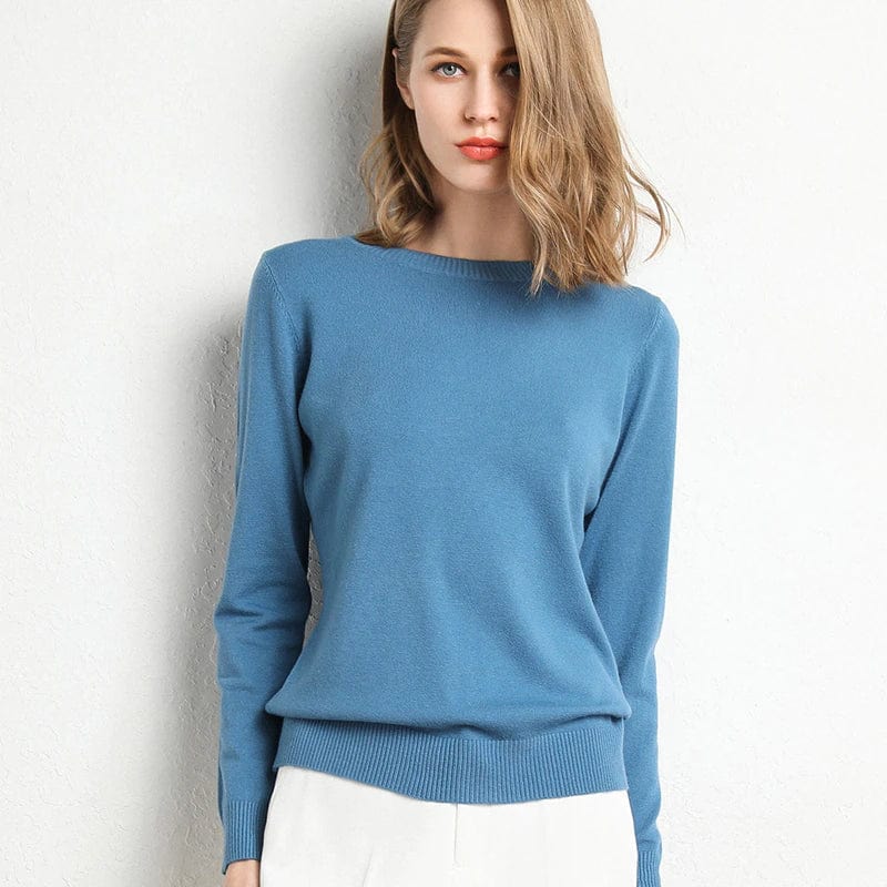 Damski elegancki czarny sweter, okrągły dekolt, klasyczny krój, komfort i ponadczasowy styl idealny na zimę.