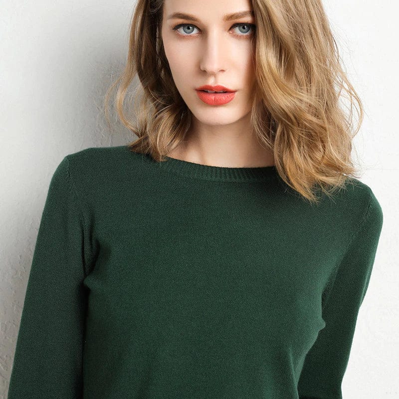 Damski elegancki czarny sweter, okrągły dekolt, klasyczny krój, komfort i ponadczasowy styl idealny na zimę.