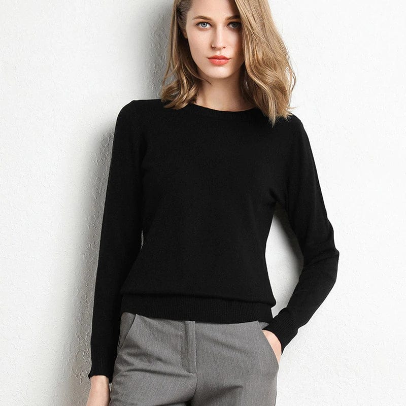 Damski elegancki czarny sweter, okrągły dekolt, klasyczny krój, komfort i ponadczasowy styl idealny na zimę.