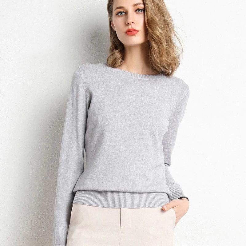 Damski elegancki czarny sweter, okrągły dekolt, klasyczny krój, komfort i ponadczasowy styl idealny na zimę.
