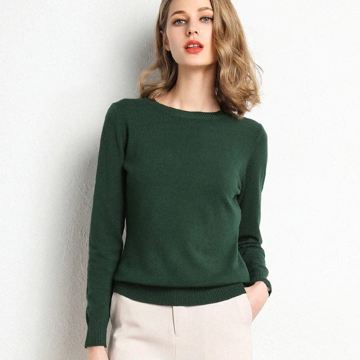 Damski elegancki szary sweter, okrągły dekolt, klasyczny krój, komfort i ponadczasowy styl idealny na zimę.