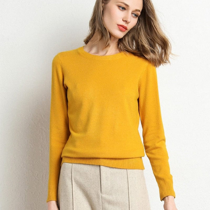 Damski elegancki czarny sweter, okrągły dekolt, klasyczny krój, komfort i ponadczasowy styl idealny na zimę.