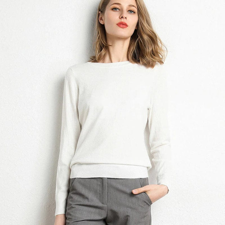 Damski elegancki czarny sweter, okrągły dekolt, klasyczny krój, komfort i ponadczasowy styl idealny na zimę.