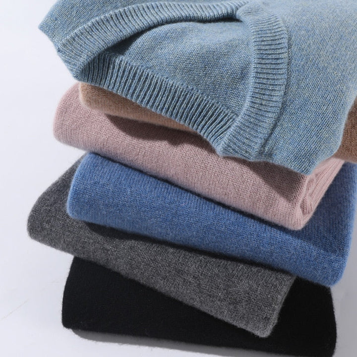 Męski sweter kaszmirowy, jednolity kolor, miękka tekstura, okrągły dekolt, długie rękawy, wysokiej klasy elegancja i komfort.