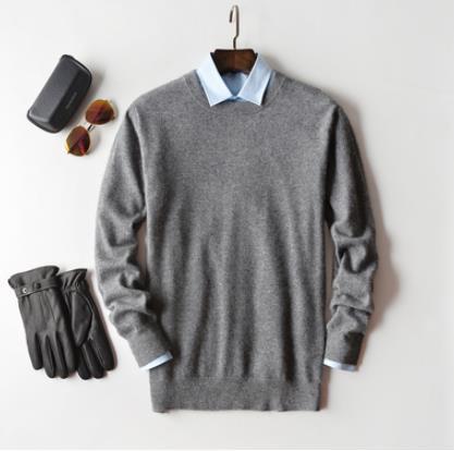 Męski sweter kaszmirowy, jednolity kolor, miękka tekstura, okrągły dekolt, długie rękawy, wysokiej klasy elegancja i komfort.