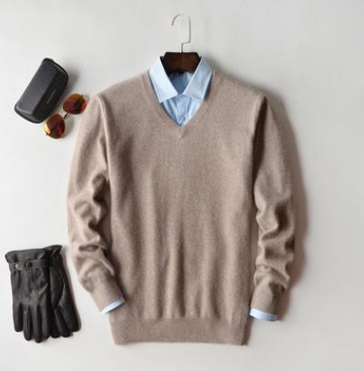 Męski sweter kaszmirowy, jednolity kolor, miękka tekstura, okrągły dekolt, długie rękawy, wysokiej klasy elegancja i komfort.