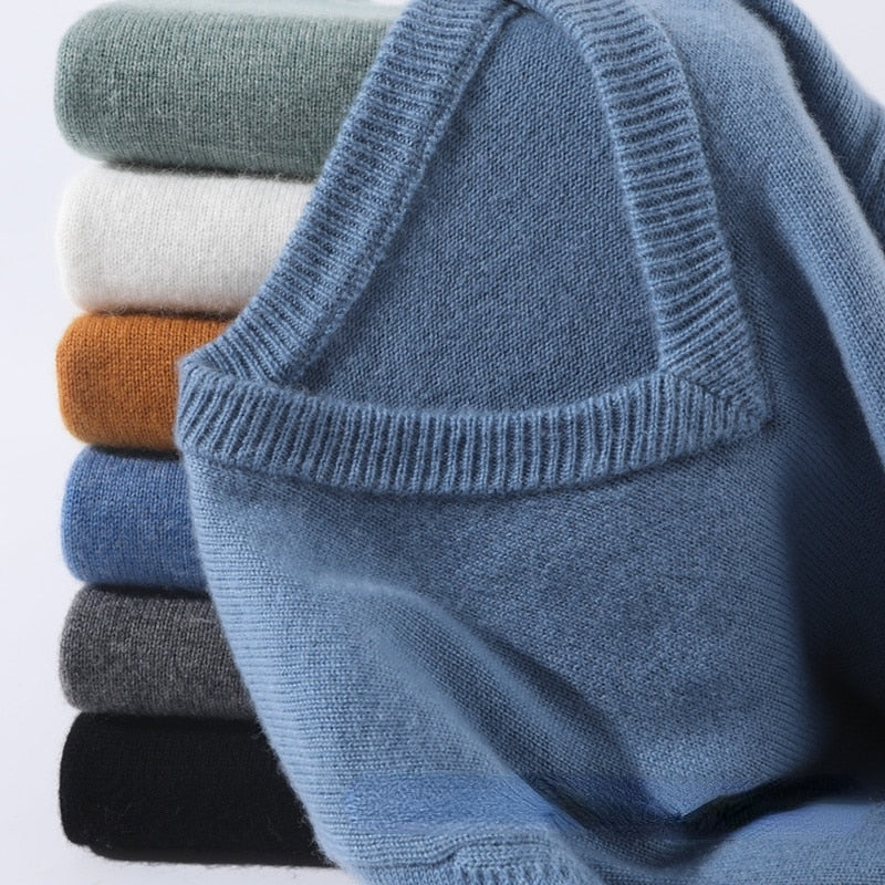 Męski sweter kaszmirowy, jednolity kolor, miękka tekstura, okrągły dekolt, długie rękawy, wysokiej klasy elegancja i komfort.