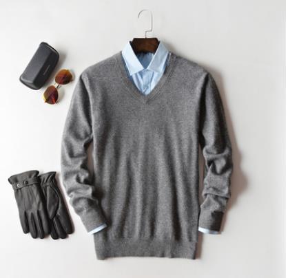 Męski sweter kaszmirowy, jednolity kolor, miękka tekstura, okrągły dekolt, długie rękawy, wysokiej klasy elegancja i komfort.