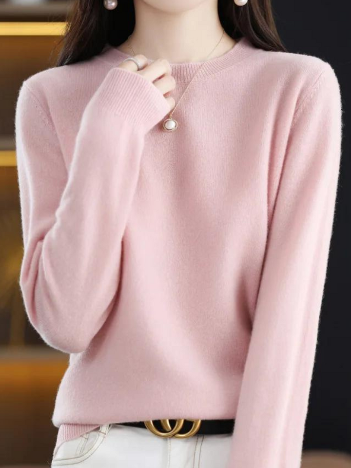 Sweter damski z wełny merynosów w kolorze beżowym, z długimi rękawami, eleganckim designem, luksusowy i miękki, idealny na zimę.