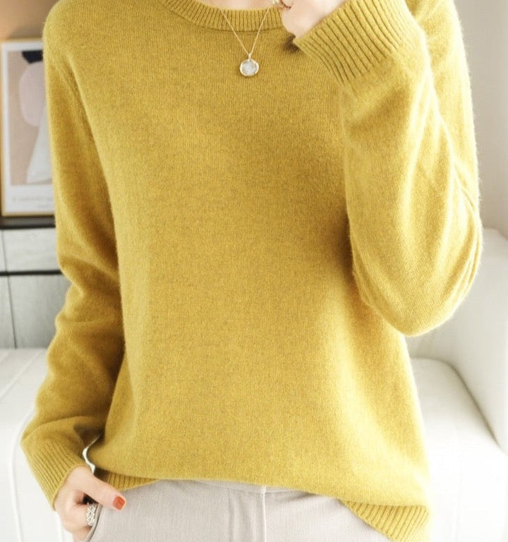 Sweter damski z wełny merynosów w kolorze beżowym, z długimi rękawami, eleganckim designem, luksusowy i miękki, idealny na zimę.