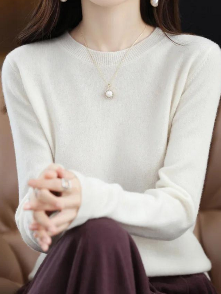 Sweter damski z wełny merynosów w kolorze beżowym, z długimi rękawami, eleganckim designem, luksusowy i miękki, idealny na zimę.