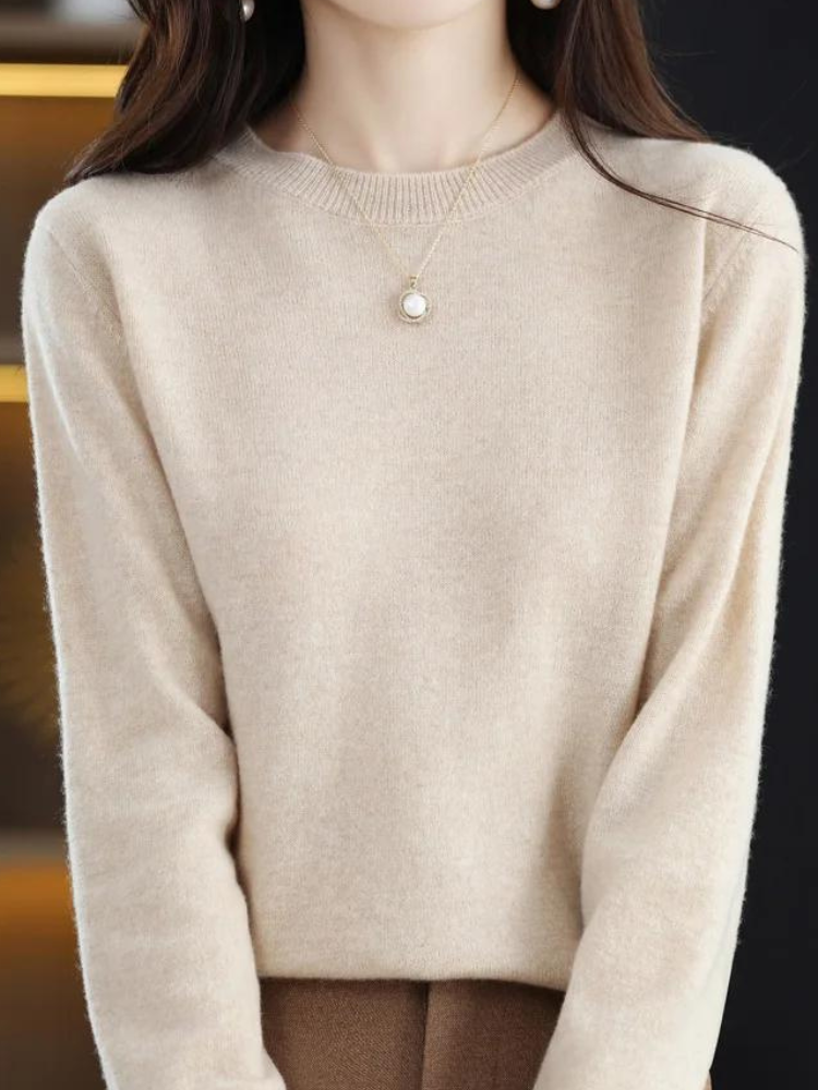 Sweter damski z wełny merynosów w kolorze beżowym, z długimi rękawami, eleganckim designem, luksusowy i miękki, idealny na zimę.