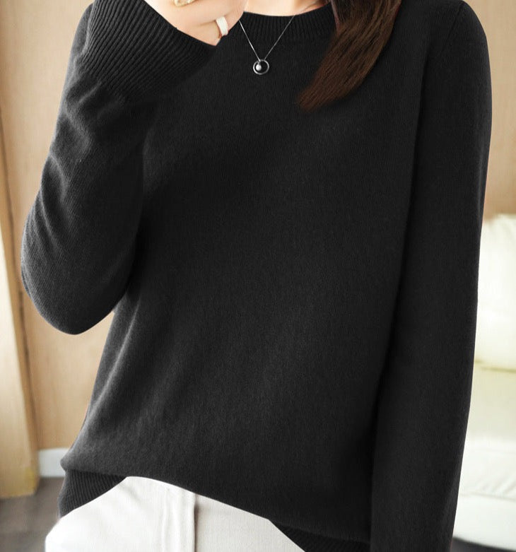 Sweter damski z wełny merynosów w kolorze beżowym, z długimi rękawami, eleganckim designem, luksusowy i miękki, idealny na zimę.