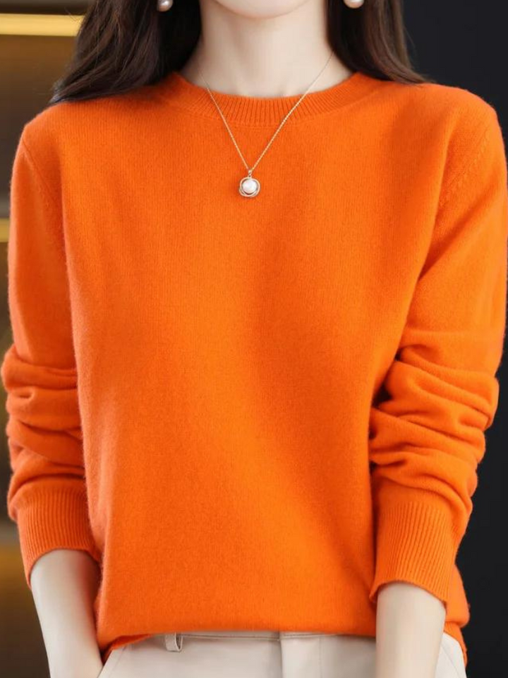 Sweter damski z wełny merynosów w kolorze beżowym, z długimi rękawami, eleganckim designem, luksusowy i miękki, idealny na zimę.