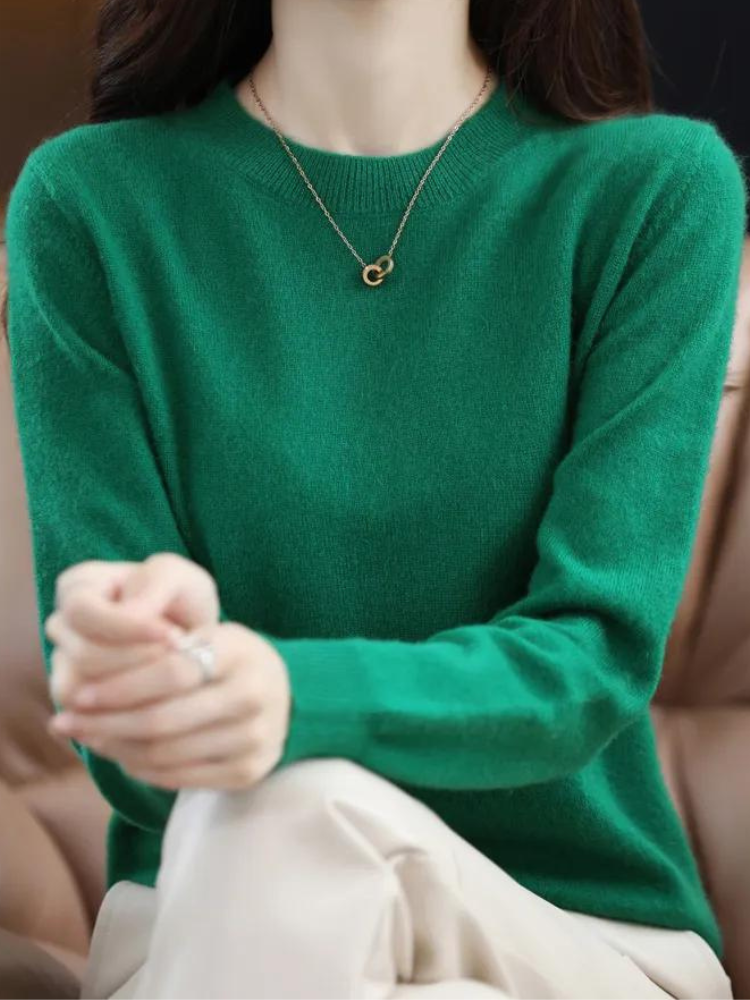 Sweter damski z wełny merynosów w kolorze beżowym, z długimi rękawami, eleganckim designem, luksusowy i miękki, idealny na zimę.