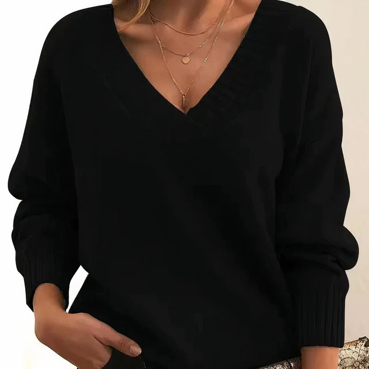 Damski sweter z dekoltem V, elegancki i miękki, na beżowym tle, idealny do codziennej elegancji i lekkiego ciepła.