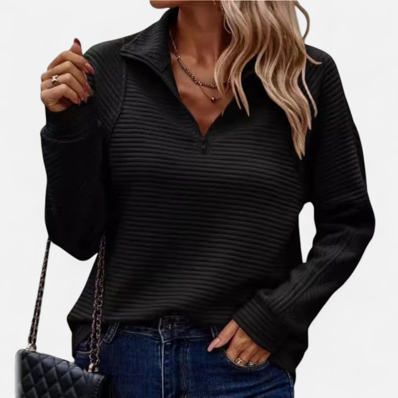 Elegancki sweter damski z teksturowanym, prążkowanym materiałem, kołnierzem typu stójka i zapięciem na zamek błyskawiczny. Idealny do relaksu i codziennych stylizacji.