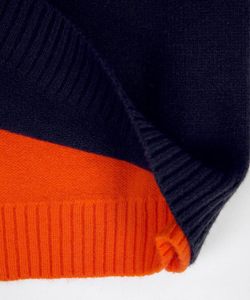 Damski sweter w granatowo-pomarańczowe paski, retro wzór color-block, miękka bawełna, klasyczny elegancki fason.