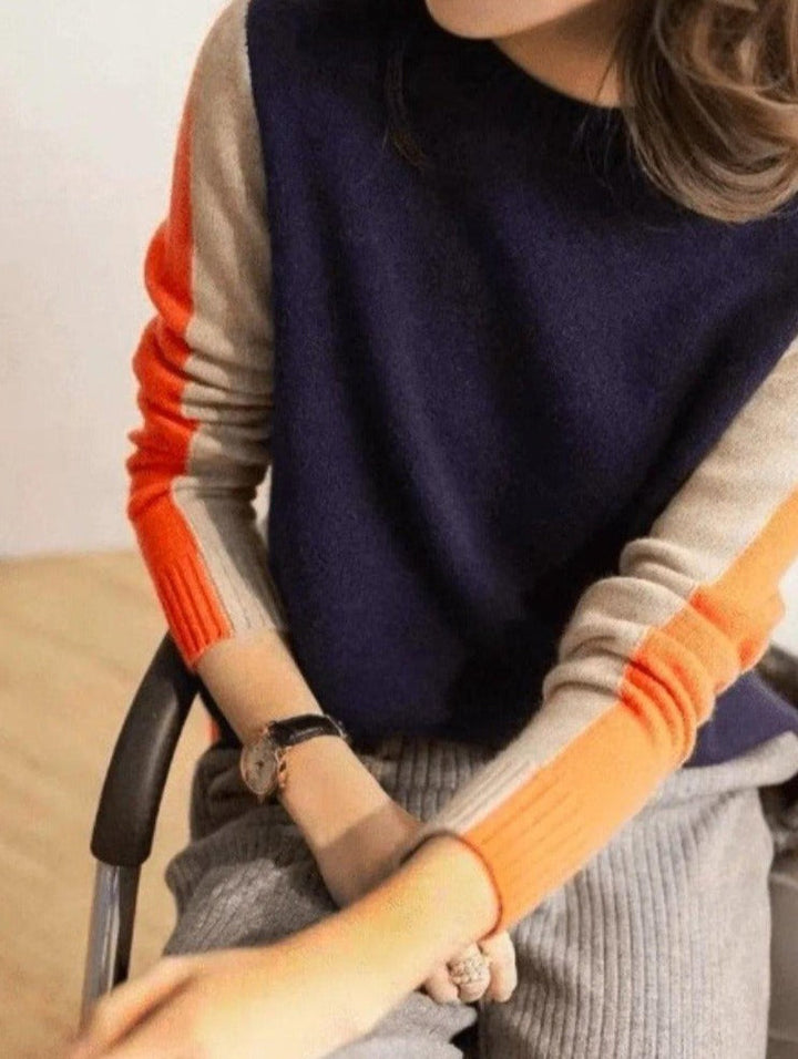 Damski sweter w granatowo-pomarańczowe paski, retro wzór color-block, miękka bawełna, klasyczny elegancki fason.