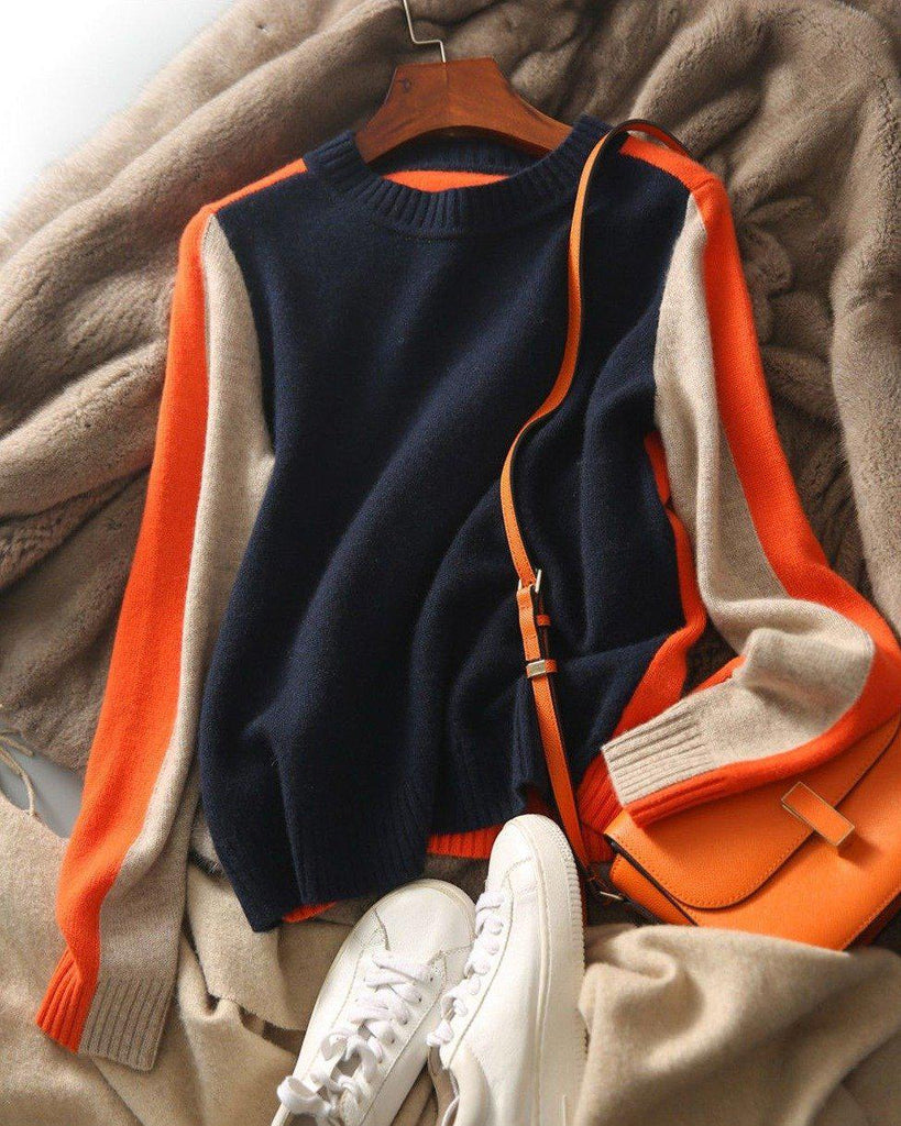 Damski sweter w granatowo-pomarańczowe paski, retro wzór color-block, miękka bawełna, klasyczny elegancki fason.
