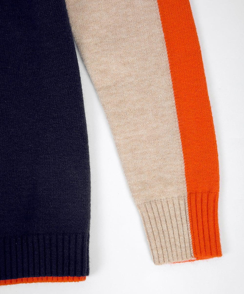 Damski sweter w granatowo-pomarańczowe paski, retro wzór color-block, miękka bawełna, klasyczny elegancki fason.