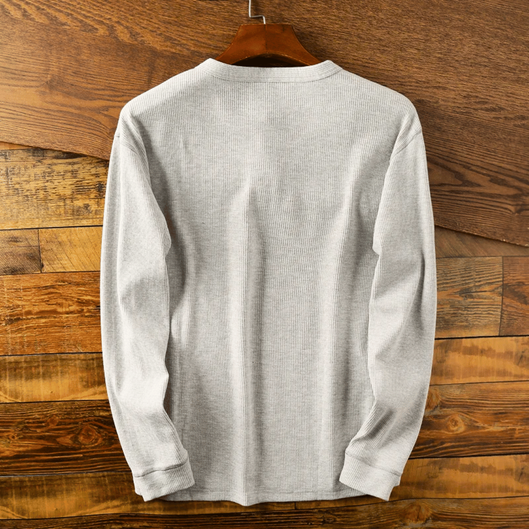 Męski sweter Henley Sommin z miękkiej bawełny, w neutralnym kolorze, z nowoczesnym kołnierzykiem, dla eleganckiego i komfortowego stylu.