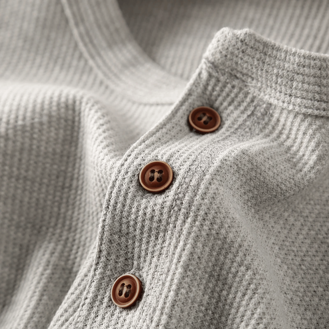 Męski sweter Henley Sommin z miękkiej bawełny, w neutralnym kolorze, z nowoczesnym kołnierzykiem, dla eleganckiego i komfortowego stylu.