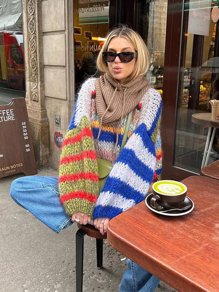Damski sweter wielokolorowy, szczegóły wykonania, modny design.