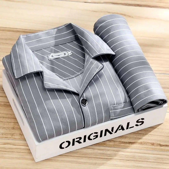 Elegancka męska piżama w paski, nowoczesny design, optymalny komfort, miękkie tkaniny, idealna na chłodne wieczory