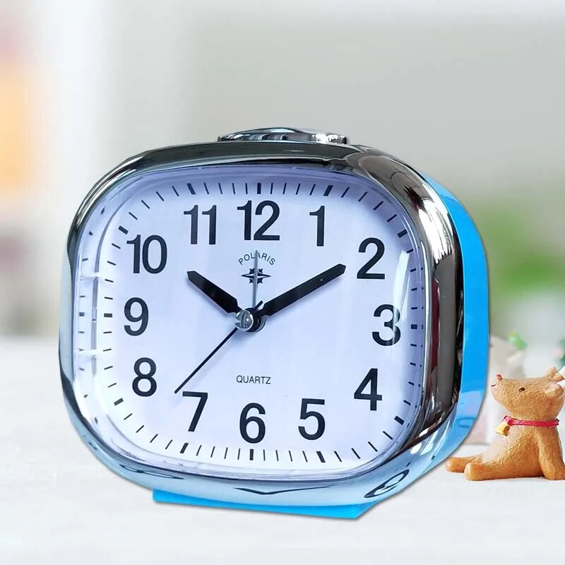Nowoczesny, cichy budzik z delikatnym podświetleniem, elegancki design w kolorach niebieskim, żółtym i zielonym dla współczesnego wystroju.