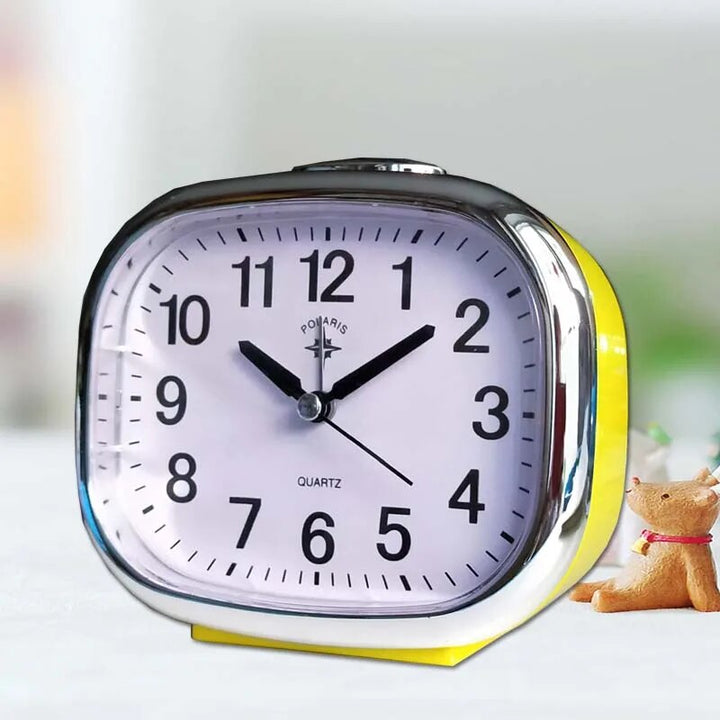 Nowoczesny, cichy budzik z delikatnym podświetleniem, elegancki design w kolorach niebieskim, żółtym i zielonym dla współczesnego wystroju.