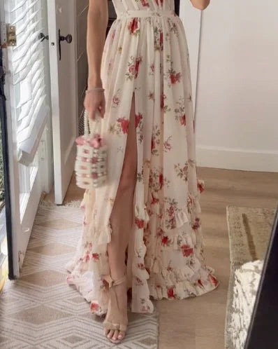 Stylizacja sukienki Lina w kolorze białym na modelce. Idealna na lato, lekka i zwiewna.