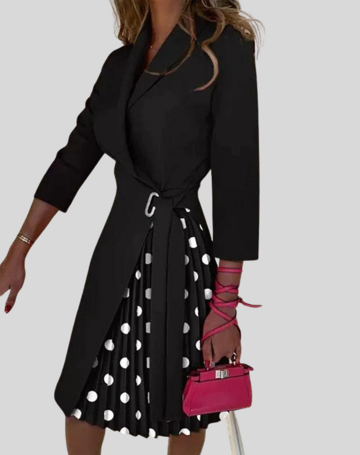 Elegancka sukienka blazer Janis w kolorze czarnym o strukturalnym kroju, z detalami w stylu office-chic, idealna na każdą okazję.