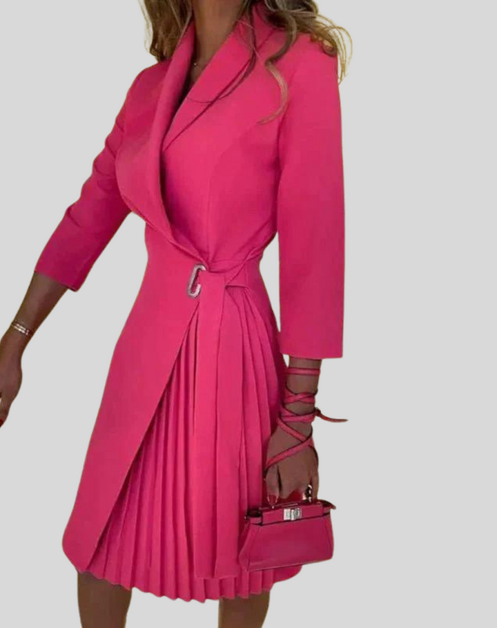 Elegancka sukienka blazer Janis w kolorze czarnym o strukturalnym kroju, z detalami w stylu office-chic, idealna na każdą okazję.
