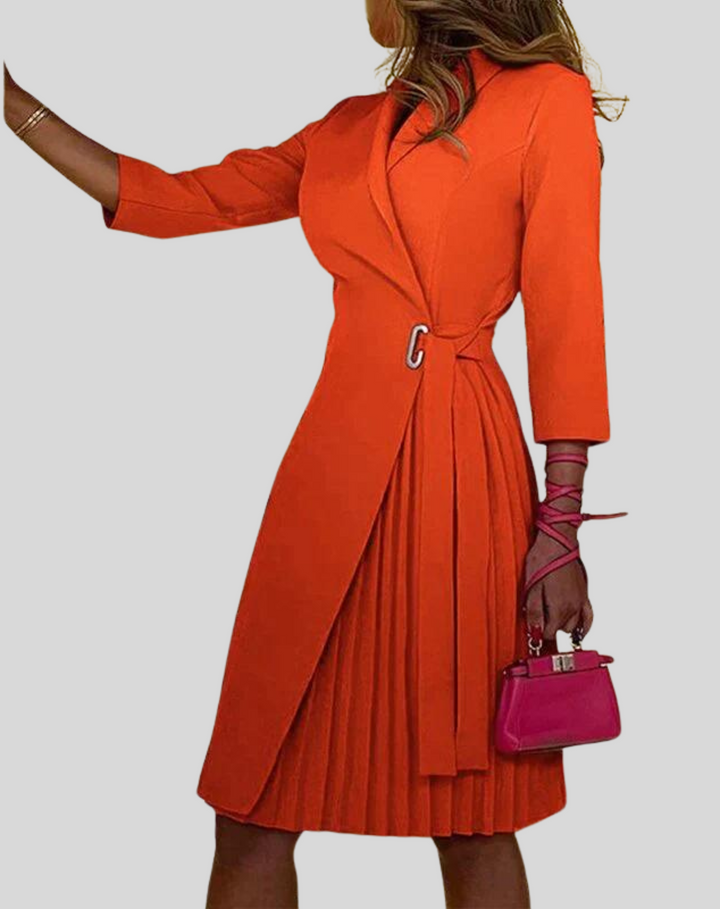 Elegancka sukienka blazer Janis w kolorze czarnym o strukturalnym kroju, z detalami w stylu office-chic, idealna na każdą okazję.